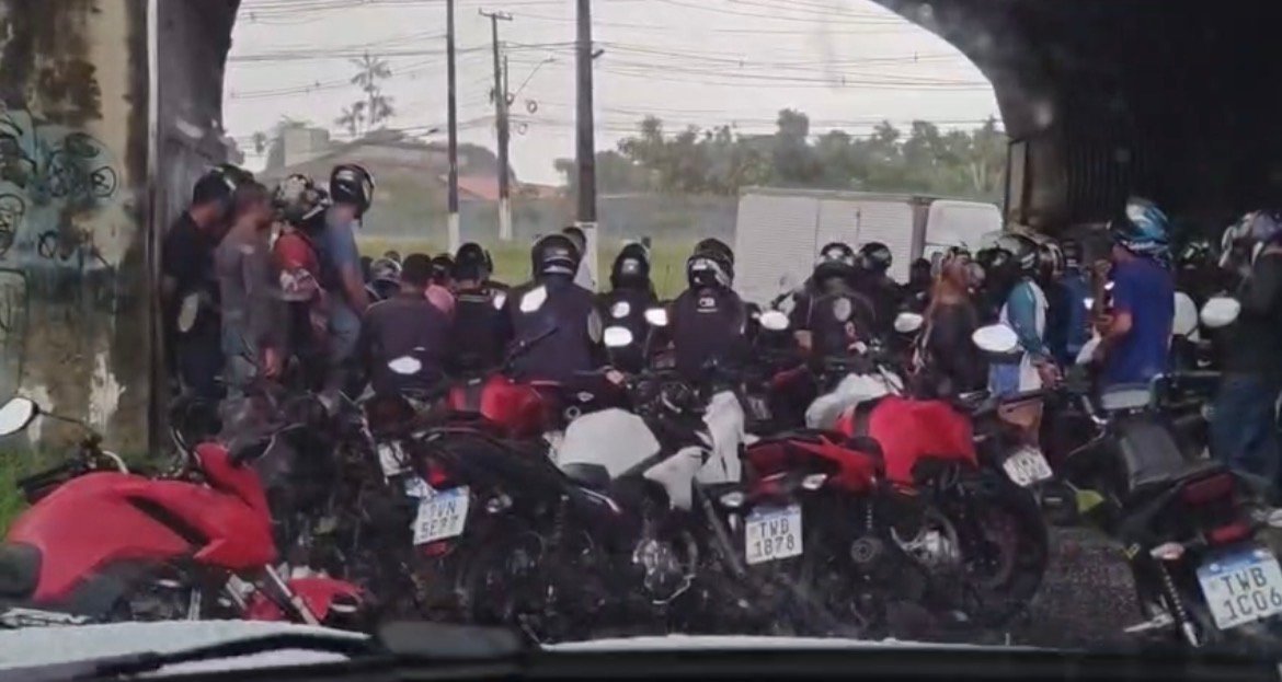Motociclistas bloqueiam elevado para se abrigarem da chuva em Belém