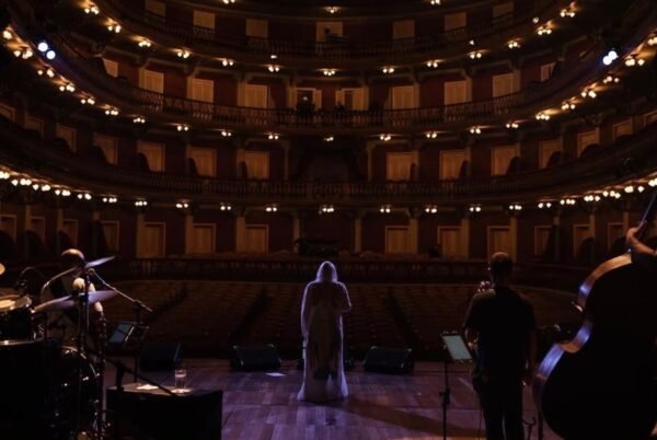 Fafá de Belém declara apoio a Lula durante show no Theatro da Paz