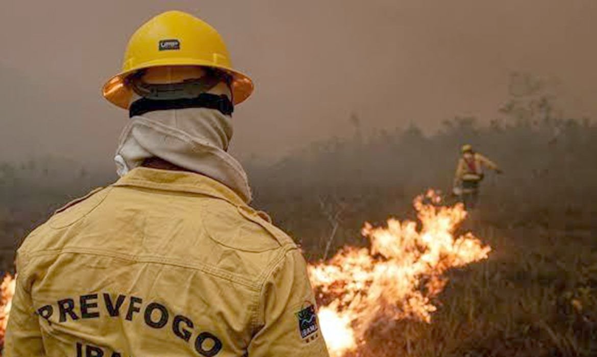Fumaça impede voos para combate a incêndios no Amazonas