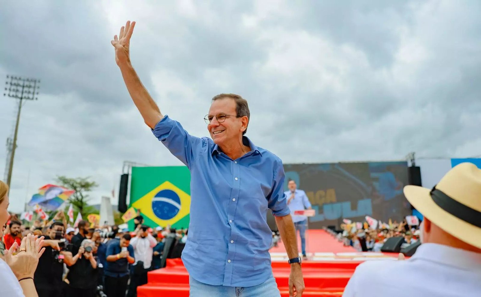 Paes vai de "quase eleito" a margem estreita contra Ruas